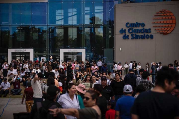 Alrededor de 6 mil culiacanenses observan eclipse solar en el Centro de Ciencias de Sinaloa