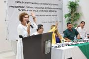 Primeras familias beneficiarias del programa de Ahorro previo, firman convenio con autoridades: SEBIDES