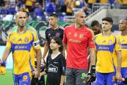 Jugadores de Tigres arropan a Nahuel Guzmán en su regreso a las canchas