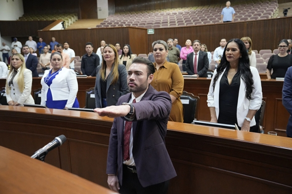 Rinde protesta Hólincer Castro como diputado, suple a Genaro García
